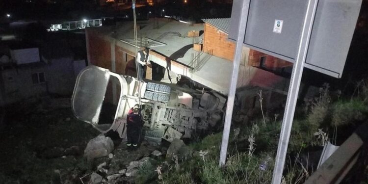 Balıkesir’de freni boşalan kamyon eve girdi: İki kişi öldü