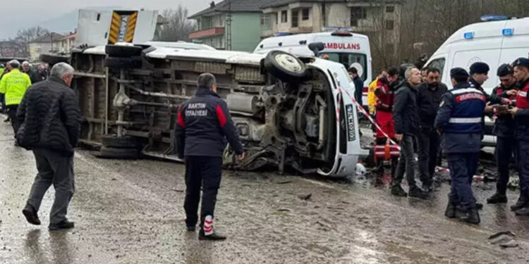 Bartın’da iki işçi servisi çarpıştı: 1 ölü, 29 yaralı