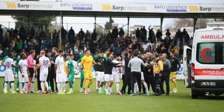 Başkanlar sahaya indi; Bodrumspor-Eyüpspor maçında ortalık karıştı