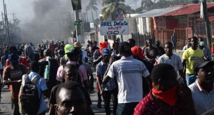 Başkenti ele geçiren çeteler istifasını istemişti: Haiti Başbakanı istifa etti