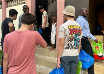 Belçika’dan lise öğrencileri, Fildişi Sahilleri’nde Ramazan kumanyası dağıttı