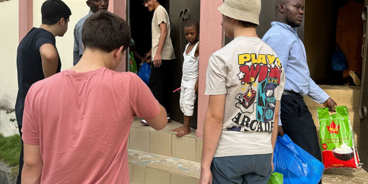 Belçika’dan lise öğrencileri, Fildişi Sahilleri’nde Ramazan kumanyası dağıttı