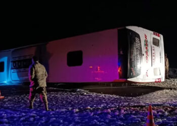 Bingöl’de yolcu otobüsü devrildi: 16 yaralı
