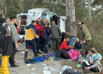 Bolu'da minibüs devrildi: 14 yaralı