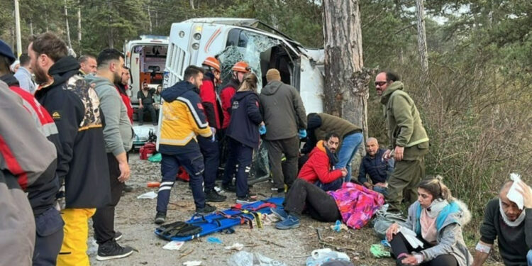 Bolu'da minibüs devrildi: 14 yaralı