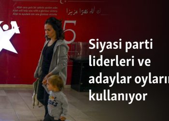 Siyasi parti liderleri ve adaylar oylarını kullanıyor