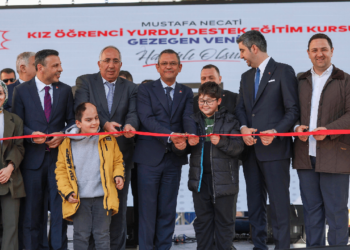 CHP lideri yurt açılışında konuştu: Her şeyi yapan TOKİ'nin yurt yapmaması tarikatlara alan açıyor