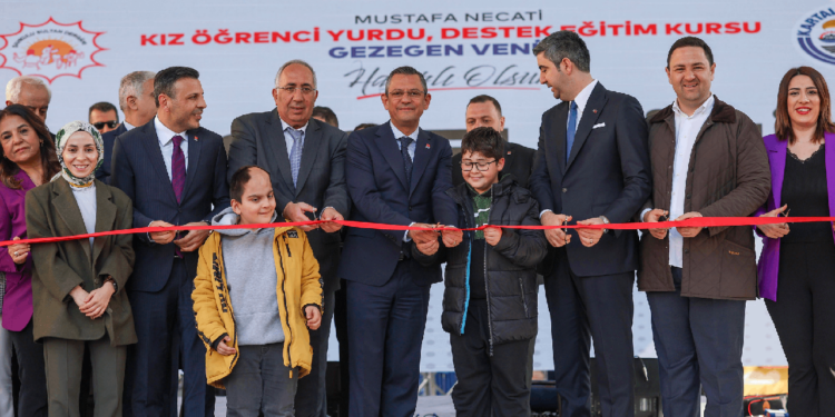 CHP lideri yurt açılışında konuştu: Her şeyi yapan TOKİ'nin yurt yapmaması tarikatlara alan açıyor