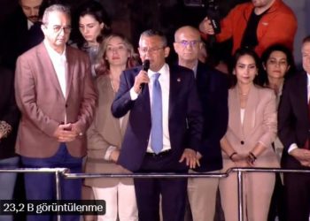 CHP'den yerel seçimde zafer; Özgür Özel'den balkon konuşması yapıyor