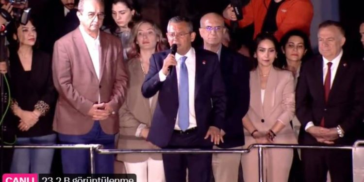 CHP'den yerel seçimde zafer; Özgür Özel'den balkon konuşması yapıyor