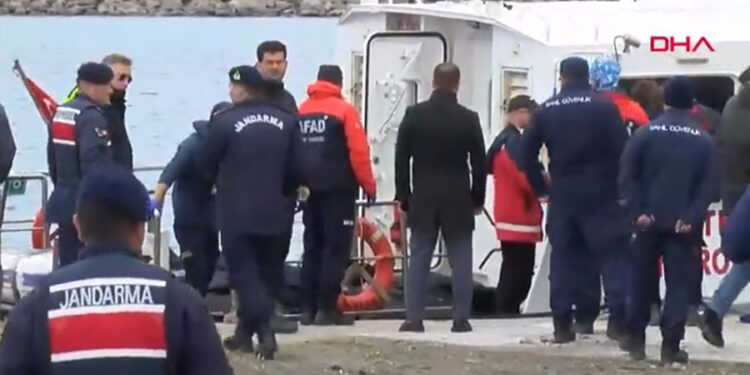 Çanakkale’de göçmenleri taşıyan bot battı: 21 ölü