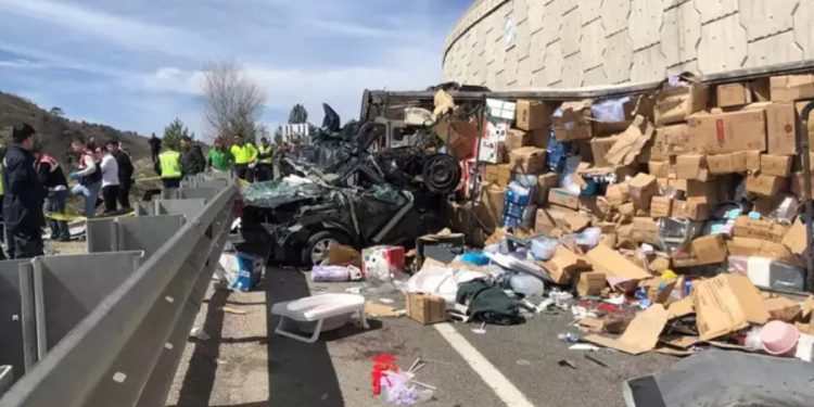 Çankırı’da TIR, otomobilin üzerine devrildi: 4 ölü, 3 yaralı