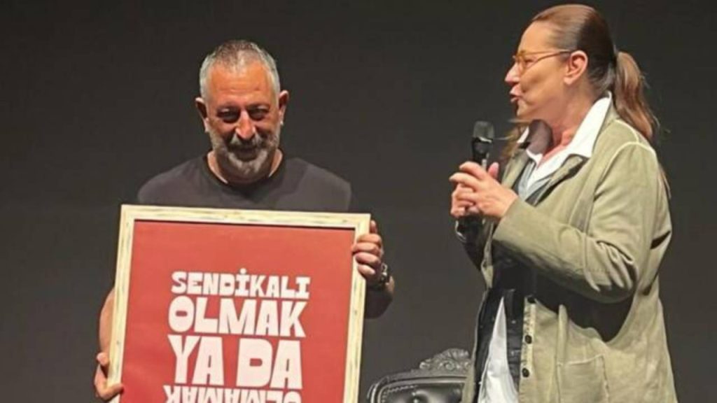 Cem Yılmaz, gösterisinin gelirini Oyuncular Sendikası'na bağışladı