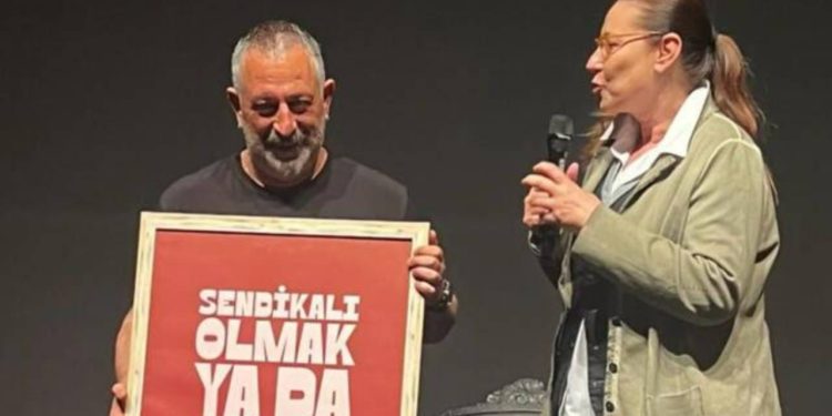 Cem Yılmaz, gösterisinin gelirini Oyuncular Sendikası'na bağışladı