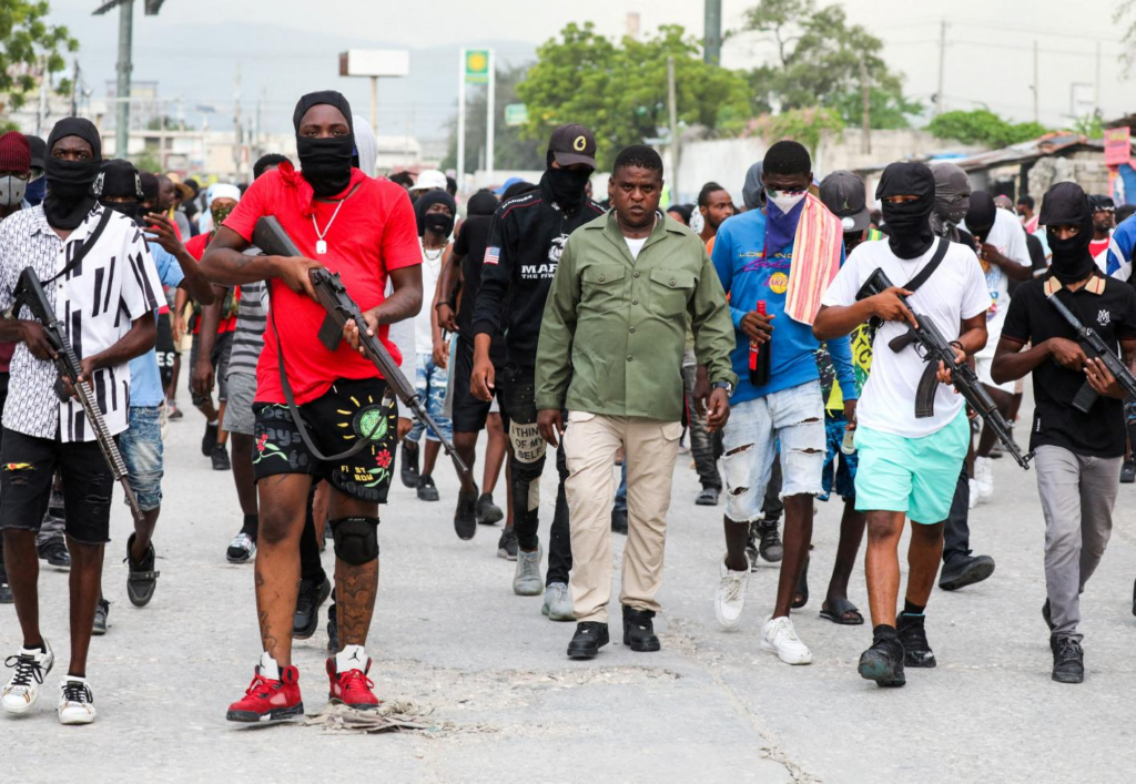 Çetelerin Başbakan’ı istifa ettirdiği Haiti’de yağmalar başladı