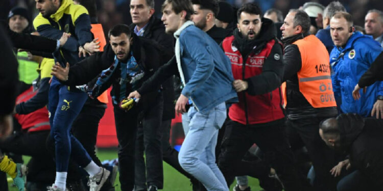 Ceza hukukçusu açıkladı: Trabzonspor taraftarı nasıl bir ceza alır? Osayi ve Batshuayi'ye bir yaptırım uygulanır mı?