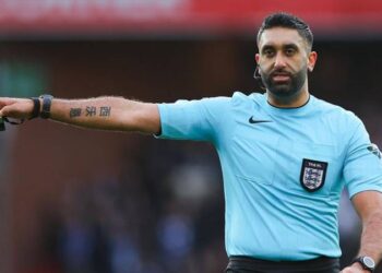 Cezaevi görevlisiydi, Premier Lig hakemi oldu