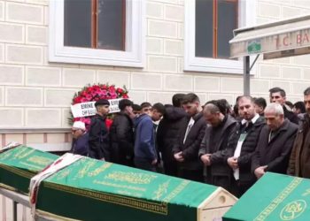 Cezaevinden izinli çıkıp anne ve kız kardeşini öldürüp intihar etmişti! Tabutuna sırtlarını döndüler