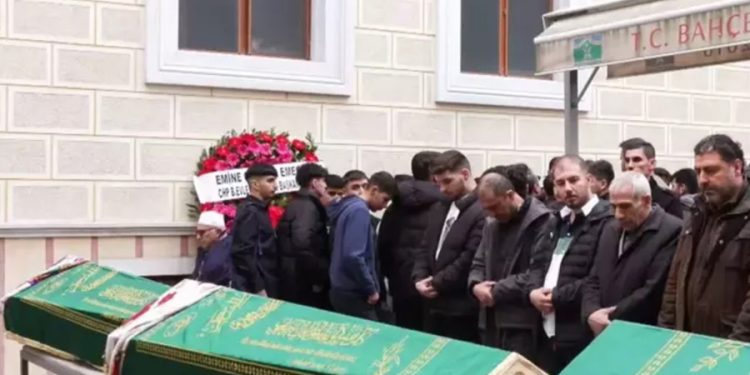 Cezaevinden izinli çıkıp anne ve kız kardeşini öldürüp intihar etmişti! Tabutuna sırtlarını döndüler