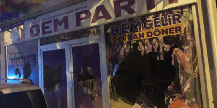DEM Parti ilçe binasına baltalı saldırı