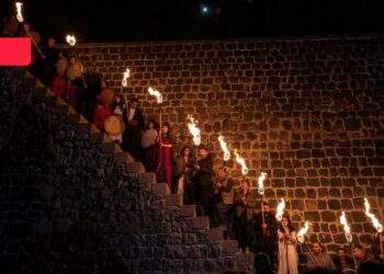 Diyarbakır surlarında 75 meşale ile Newroz kutlaması