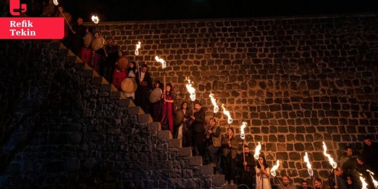 Diyarbakır surlarında 75 meşale ile Newroz kutlaması