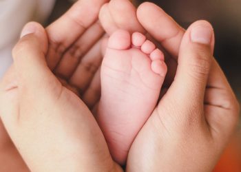 Ekonomik krizin geldi nokta; anneler bebeğini internetten satıyor!