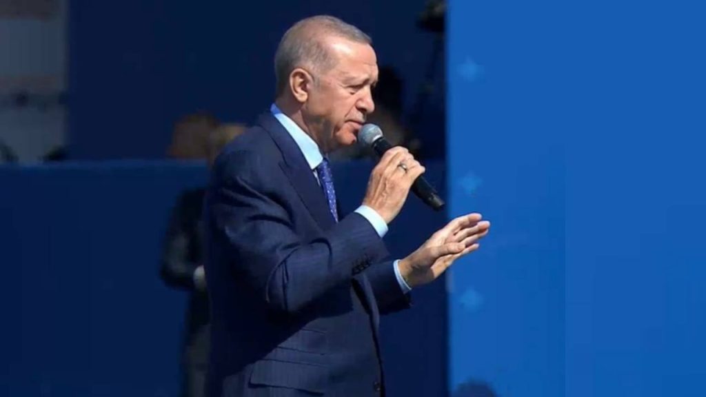 Erdoğan mitingin katılımcı sayısına dargın: Meydanda 650 bin kişi var, biz bu meydanda bir buçuk milyonları gördük