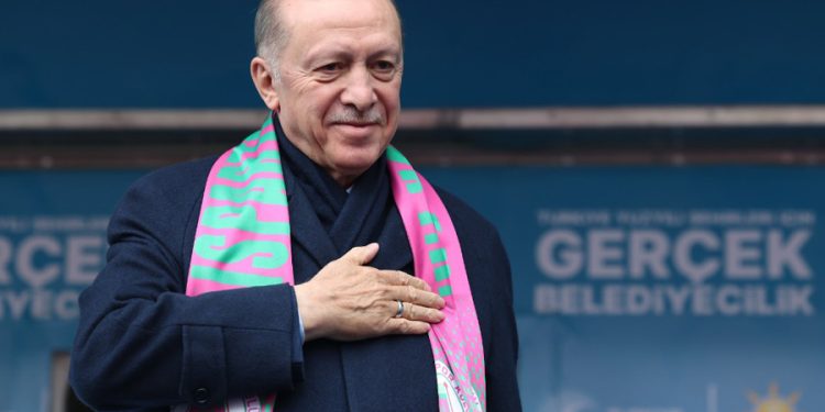 Erdoğan’ın mitingine ‘adalet yoksa oy da yok’ yazan tişörtle girmek isteyen kişi gözaltına alındı