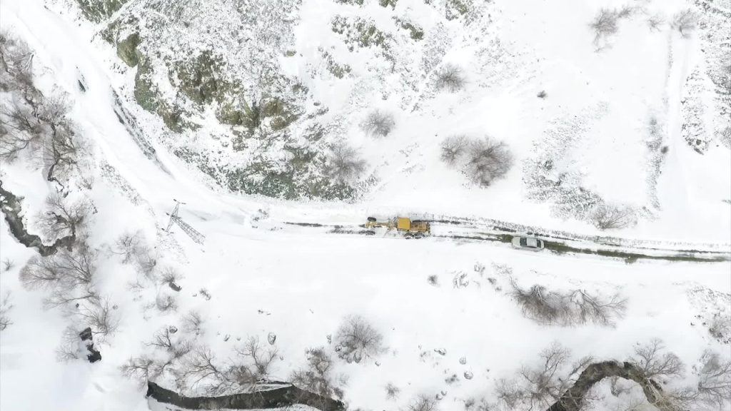 Erzurum'da 196 yerleşim alanının yolu kardan kapandı