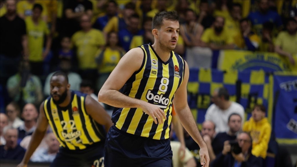 Fenerbahçe Beko'nun 8 numarası Nemanja Bjelica basketbolu bıraktı