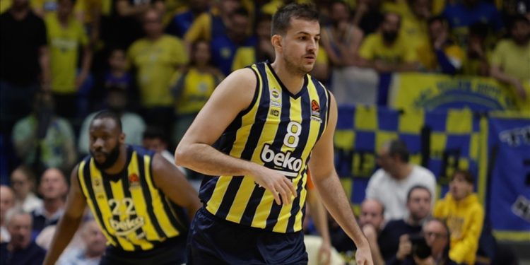 Fenerbahçe Beko'nun 8 numarası Nemanja Bjelica basketbolu bıraktı