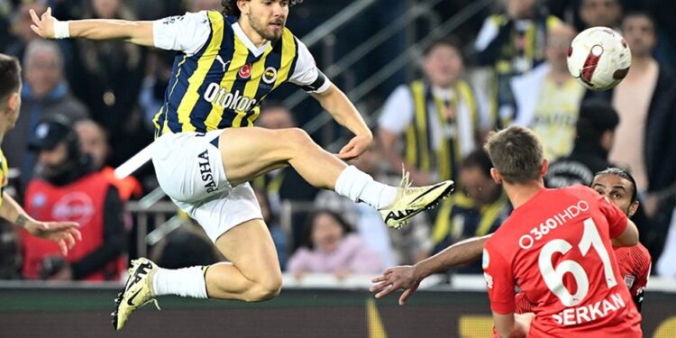 Fenerbahçe, 115 dakika oynanan maçı yine VAR’dan gelen tartışmalı penaltı ile kazandı