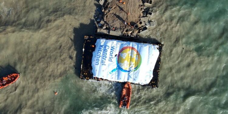 Gazze’ye ulaşan ilk yardım gemisi, 200 tonluk gıda yükünü boşalttı