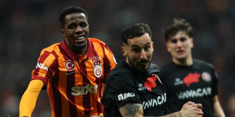 Galatasaray'da Wilfried Zaha, oyundan çıkarken ıslıklandı