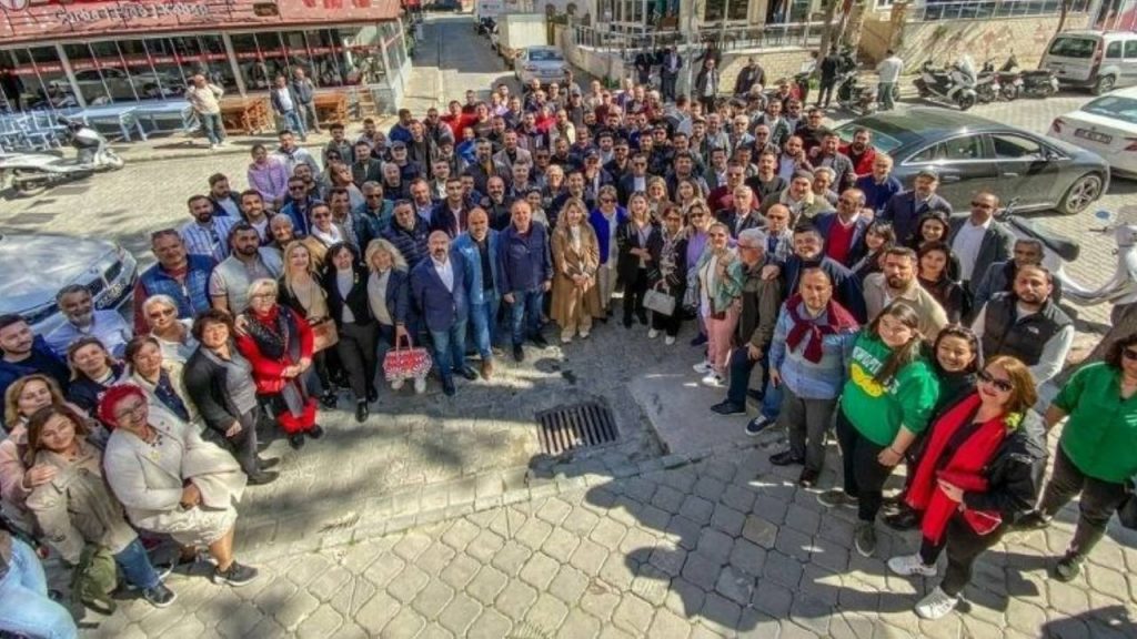 Gelecek Partisi'nden istifa eden 150 kişi CHP'ye katıldı