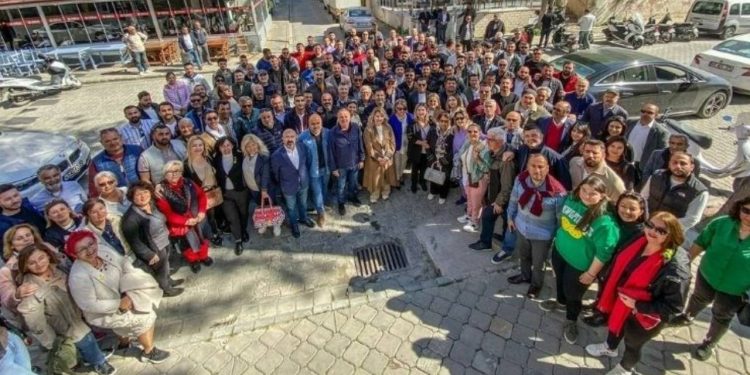 Gelecek Partisi'nden istifa eden 150 kişi CHP'ye katıldı