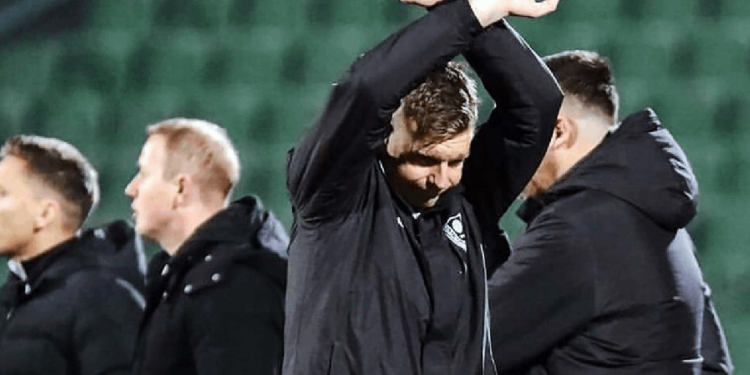 Hakem kararları nedeniyle sahadan çekildiler