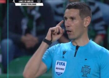 Hakem, verdiği penaltı kararını gerekçesiyle birlikte tüm stada açıkladı!