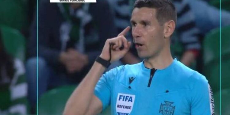 Hakem, verdiği penaltı kararını gerekçesiyle birlikte tüm stada açıkladı!