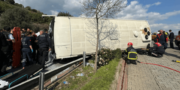 Halk otobüsü devrildi 28 yurttaş yaralandı