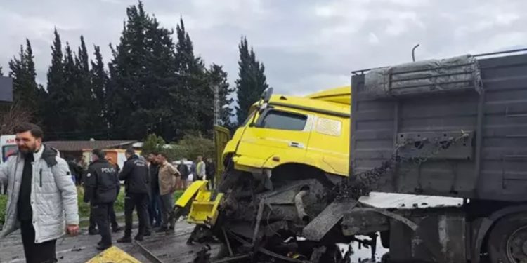 Hatay’da karşı şeride geçen TIR’a otomobil çarptı: 6 ölü, 1 yaralı