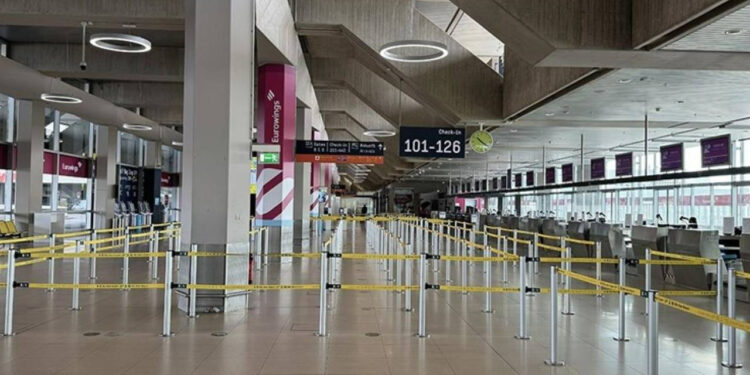 Havalimanında grev: Yüzlerce uçuş iptal edildi