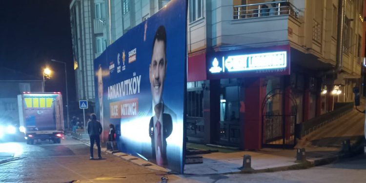 İBB’nin Kent Lokantası’nın önü, ‘Murat Kurum’ posteriyle tamamen kapatıldı