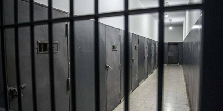 İki mahkumu döven 10 polis gözaltına alındı