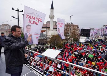 İmamoğlu: ’17 bakan dükkân dükkân gezip acemi Murat Kurum’a oy istiyor’