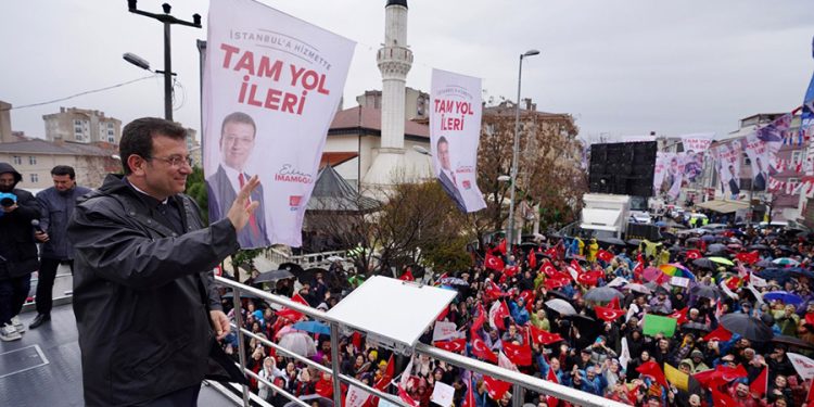 İmamoğlu: ’17 bakan dükkân dükkân gezip acemi Murat Kurum’a oy istiyor’