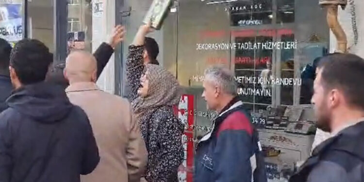 İmamoğlu’na ‘Kur’an-ı Kerim’li provokasyon girişimi: O kadın hakkında soruşturma başlatıldı