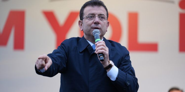 İmamoğlu'ndan Kurum'a oy toplayan bakana tepki: 'Devlet işini bırakıp niye geldin?'