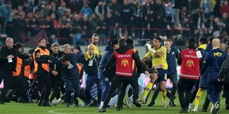 İnsani olarak yerdeki bir kişiye uygulanan şiddete reaksiyon gösterdim